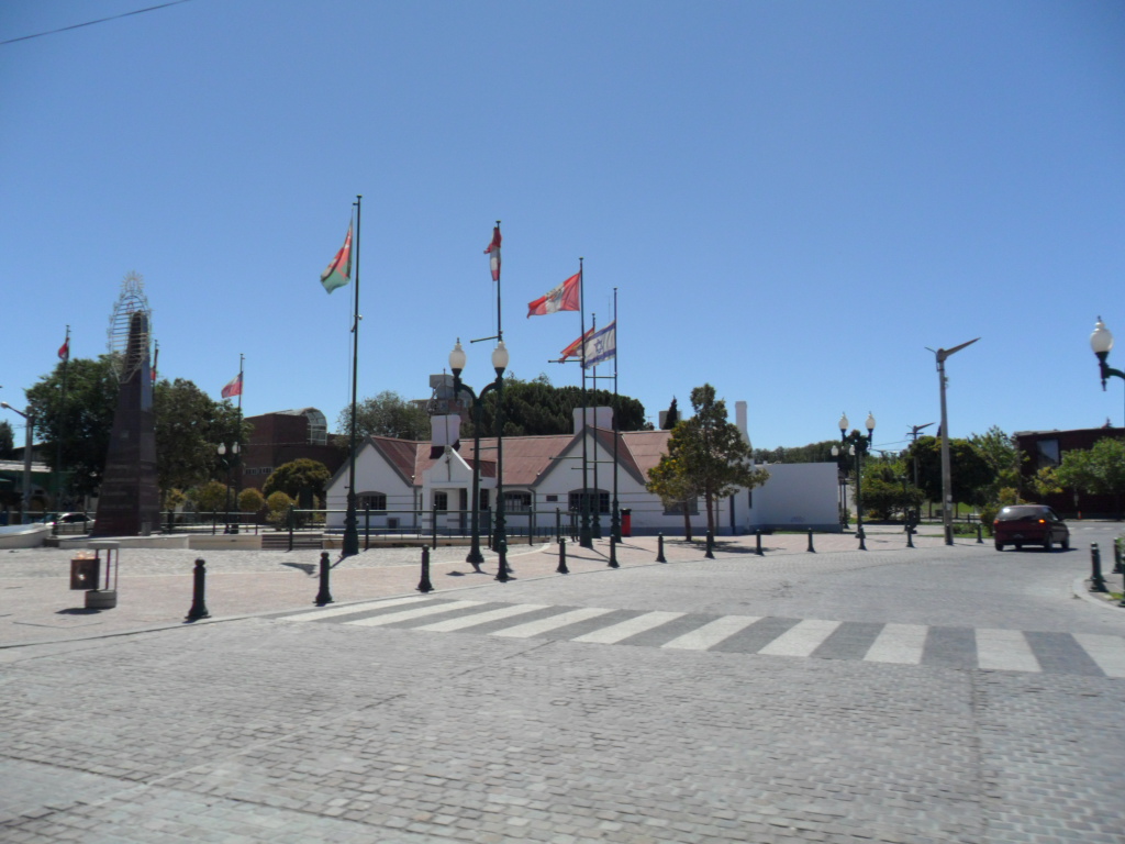 Fotografía de la antigua estación ferroviaria de Trelew y la plaza de las Colectividades